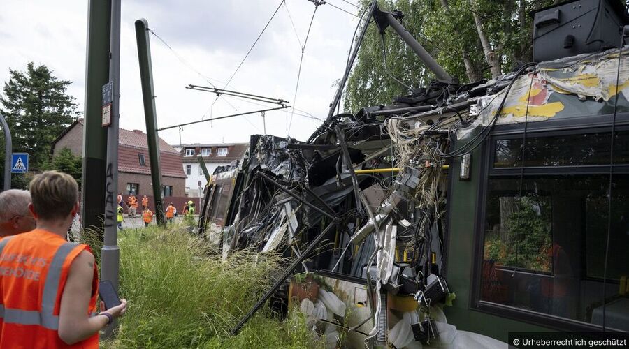 Klicken um zu vergrößern tram berlin entgleist