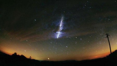 Meteorit verglüht in der Erdatmosphäre