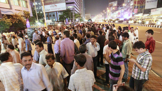 Menschenmenge nach Erdbeben in Indien