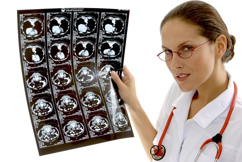 Ärztin mit CT-Aufnahmen