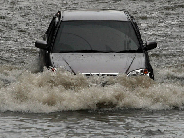 Auto bei Überschwemmung