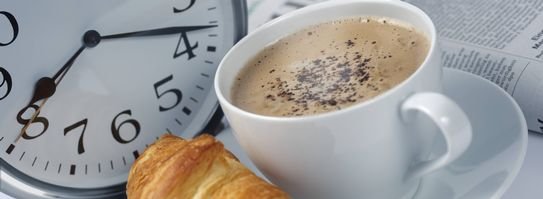 Uhr und Kaffee