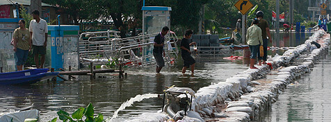 Überflutete Straße in Thailand