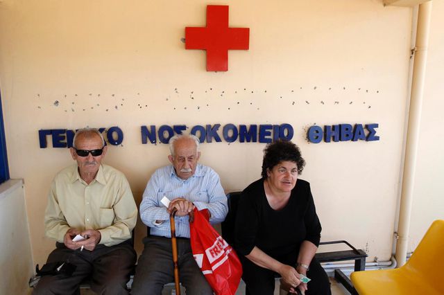 Drei Patienten vor griechischem Krankenhaus