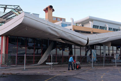 Beschädigtes Flughafendach/Unwetter/Portugal