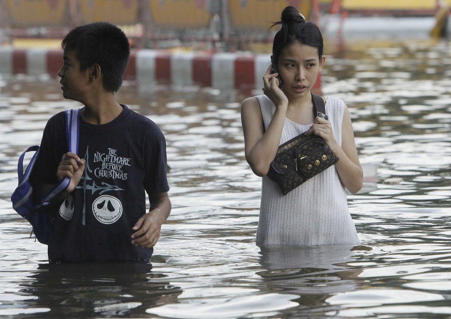 Zwei Menschen in Fluten Thailans