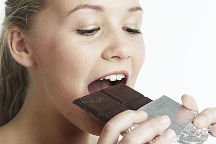 Mädel isst Schokolade