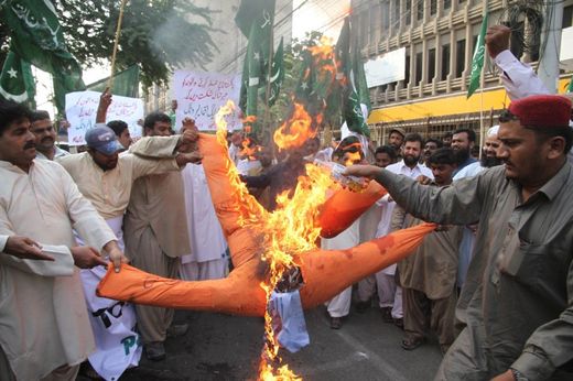 Klicken um zu vergrößern Pakistaner verbrennen Obama-Puppe
