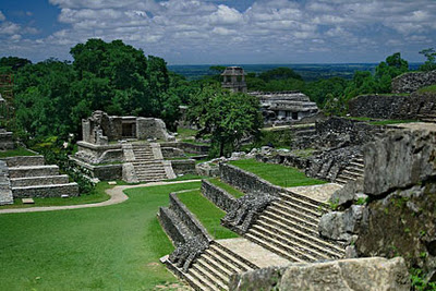 Palenque mit Pyramide