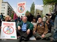 Klicken um zu vergrößern Sitzblockade gegen Nazis