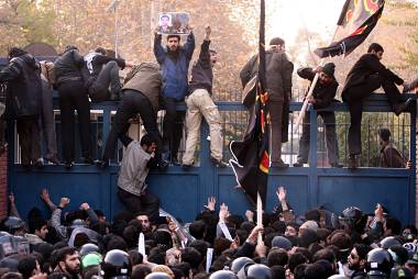 Iranische Studenten stürmen Brit. Botschaft in Teheran