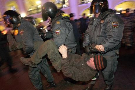 Demonstrant wird von 3 Polizisten weggetragen