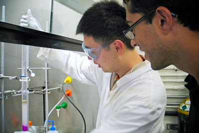 Forscher bei Herstellung künstlicher Zellmembranen