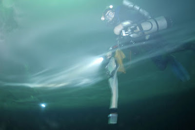 Taucher in giftiger Schwefelwasserstoffschicht