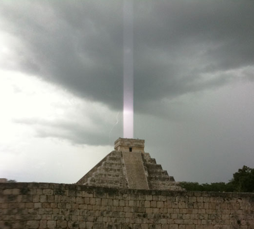 maya-tempel, lichtstrahl