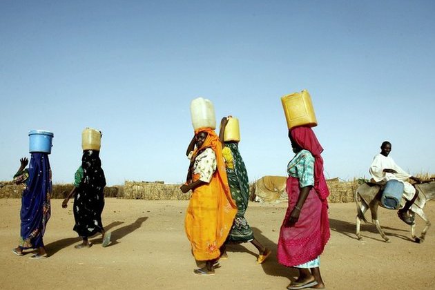 Frauen tragen Wasser im Tschad