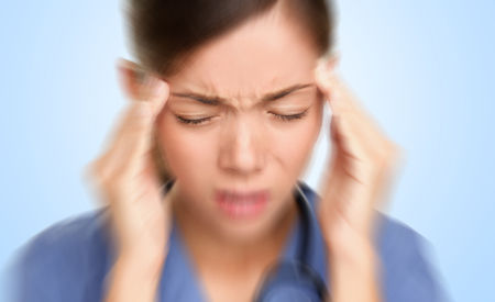 Frau mit Kopfschmerz