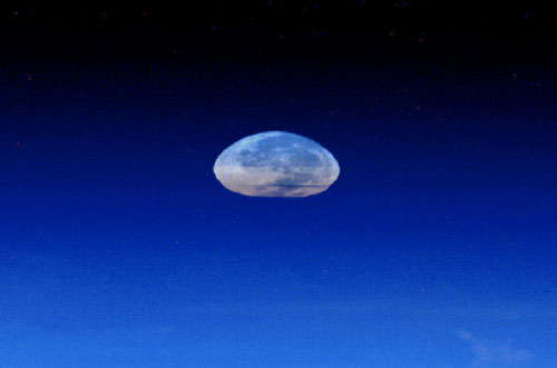 Mond hinter verzerrter Erdatmosphäre