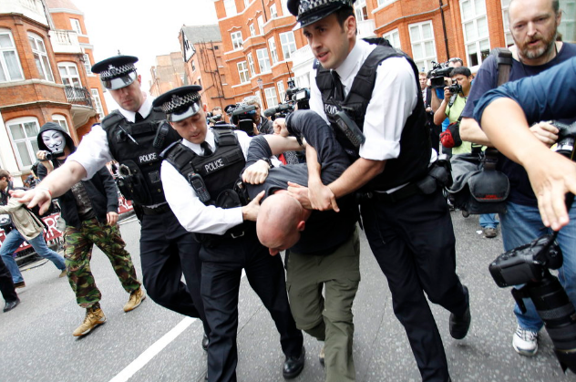 Assange-Aktivisten und Polizei in London