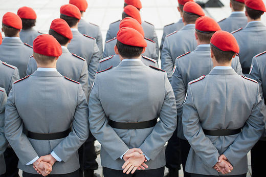 Soldaten beim Gelöbnis