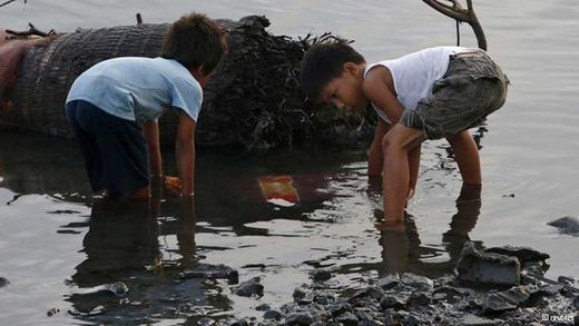 kinder suchen im schlamm nach taifun auf philippinen
