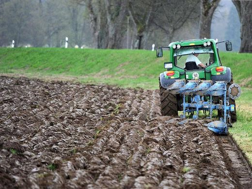 acker traktor landwirtschaft pflügen