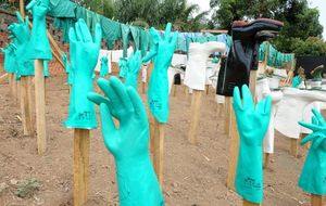 Ebola-Behandlungszentrum Handschuhe